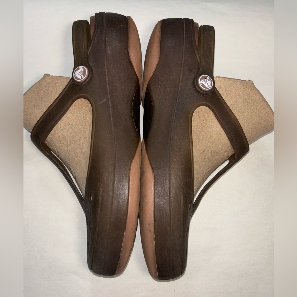 CROCS Women's Size 10 Brown Mary Jane Classic T-Strap Clogs Pivoting Heel Strap - Picture 4 of 9